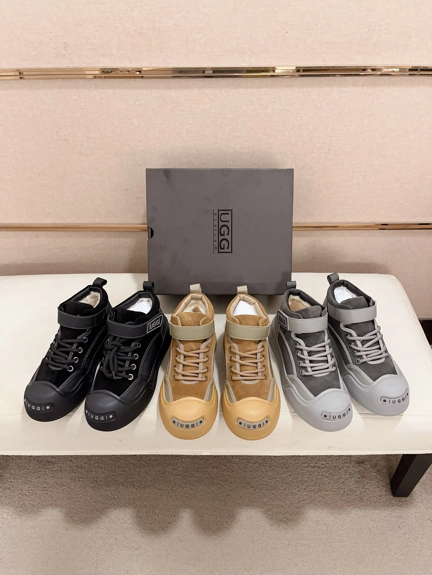 Factory Price: 380 Men's Men's Shoes💰North American Men's Shoes Ugg ☃️In the special sale of new high-quality men's shoes and snow boots in autumn and winter, the nemesis of extreme cold weather! Made of cowhide leather, merino wool lining, and original outsole, whether driving, outdoor or daily wear, there is always one that suits you! Code number 39-44
